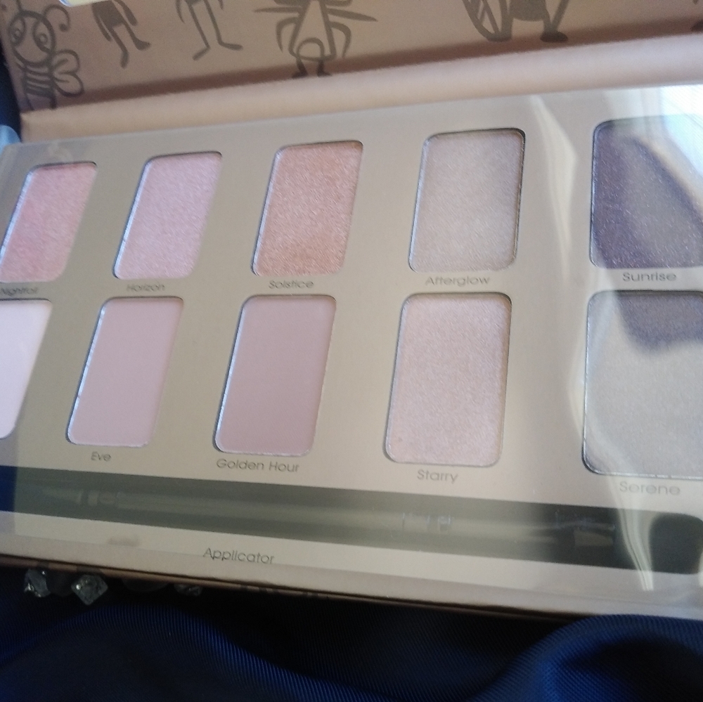 Contour highlighter and eyeshadow palette - Picture 5 of 8